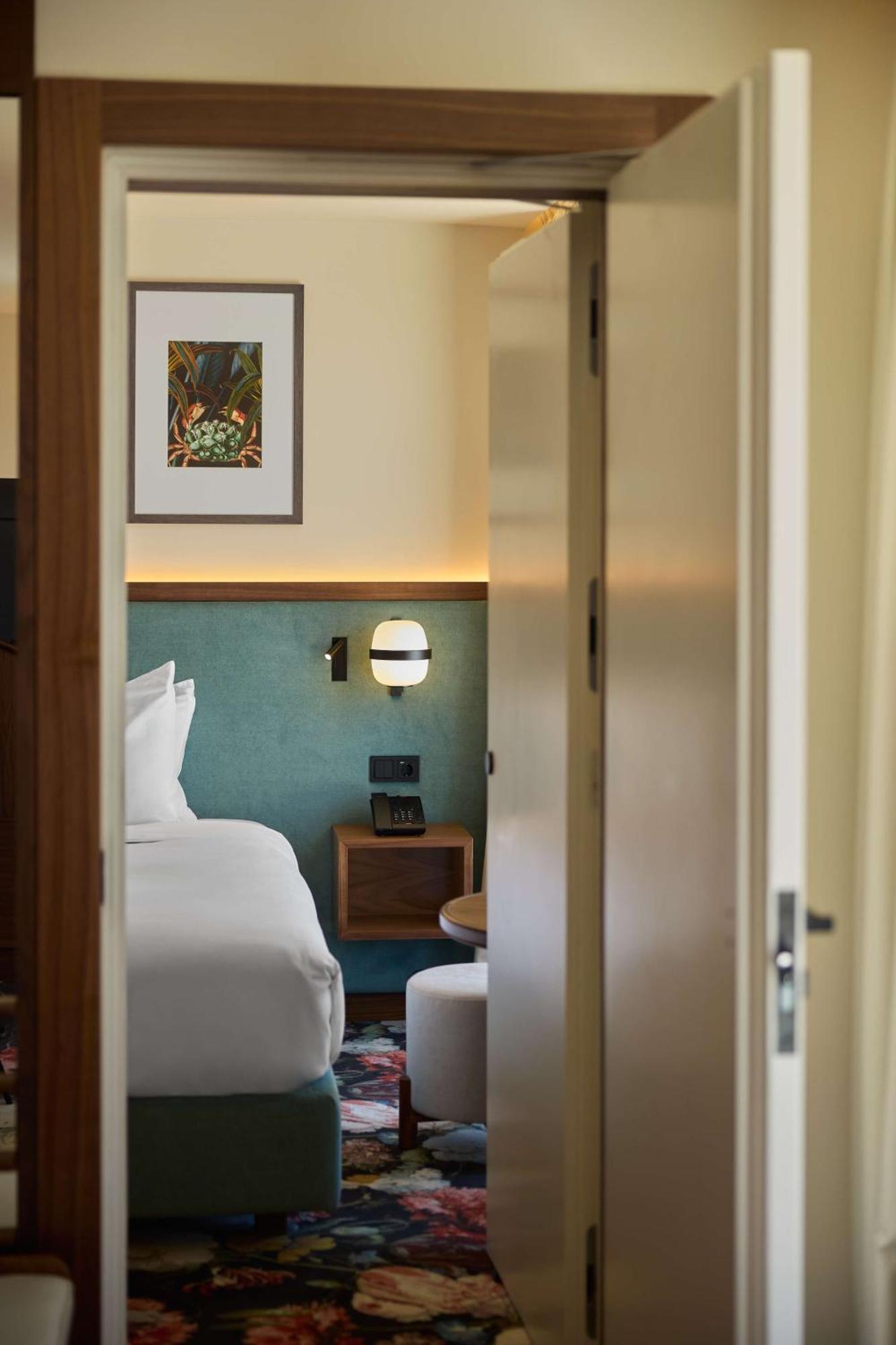 Duo Lisbon, Curio Collection By Hilton