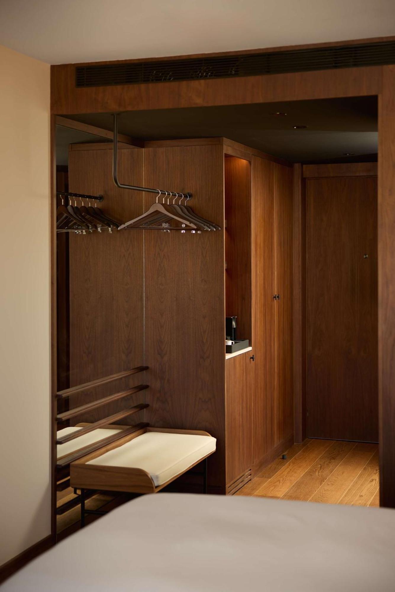Duo Lisbon, Curio Collection By Hilton
