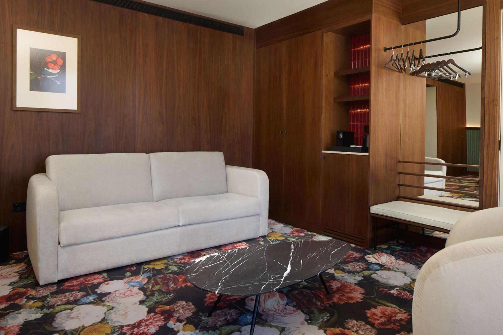 Duo Lisbon, Curio Collection By Hilton