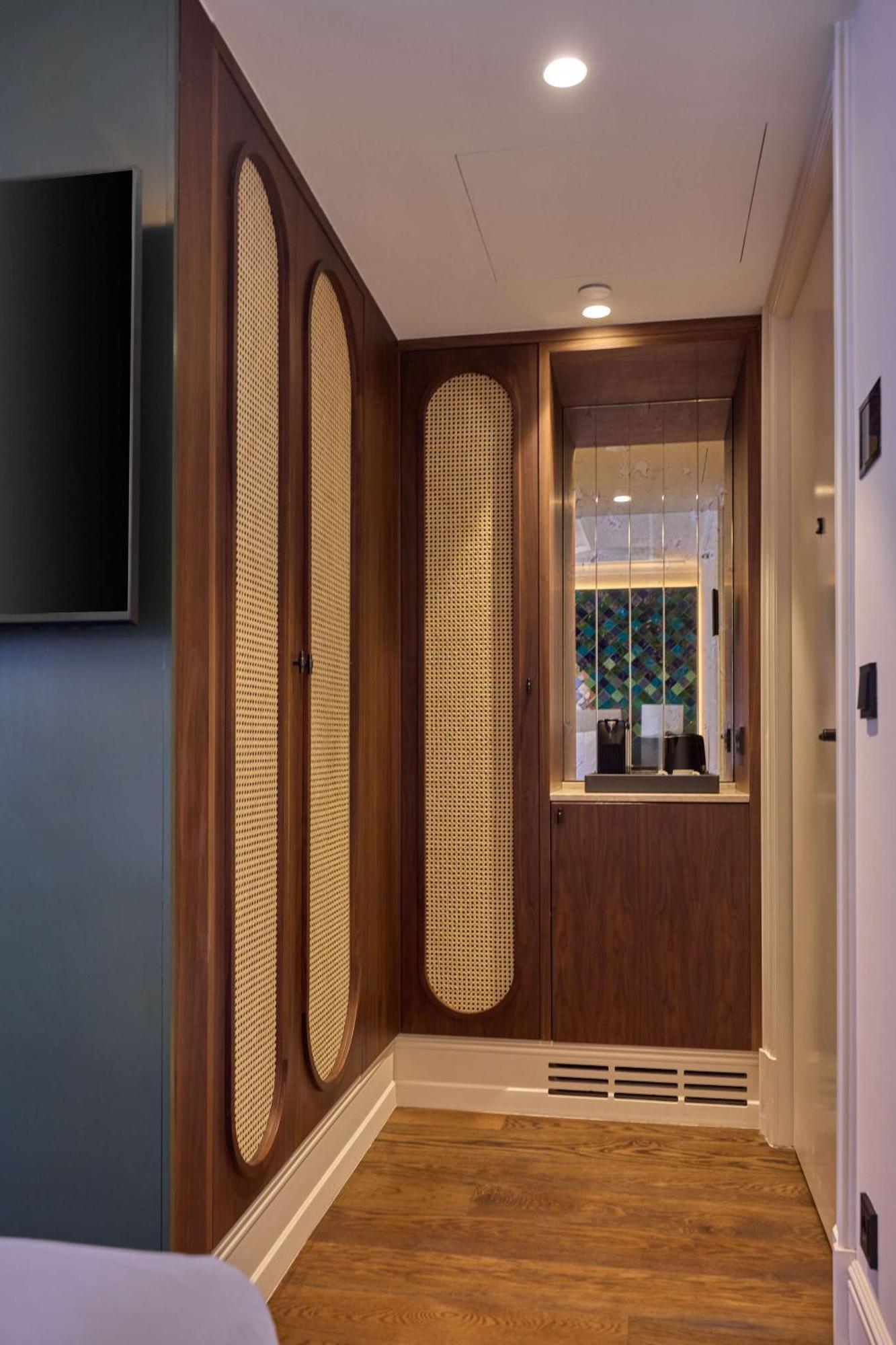 Duo Lisbon, Curio Collection By Hilton Lisboa